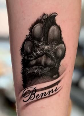 Realistisches Hundepfoten-Tattoo in Black and Grey mit Schriftzug Benni von Andrei Tiron